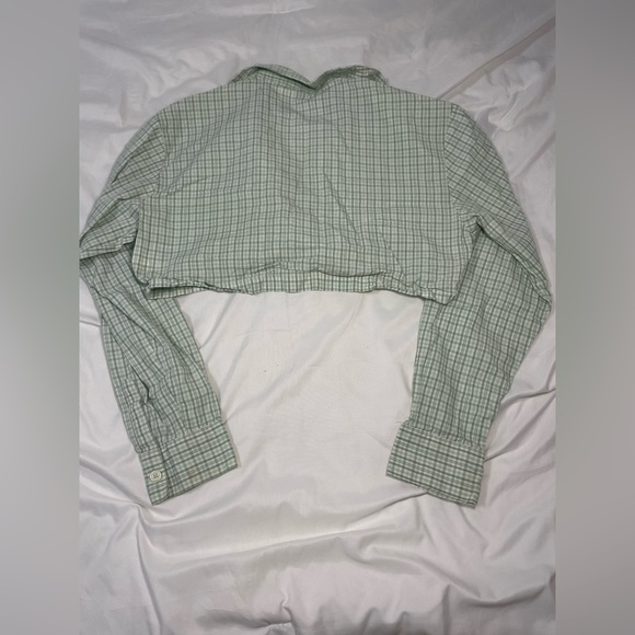 H&M Cropped sage green button down collar top - Picture 2 of 2